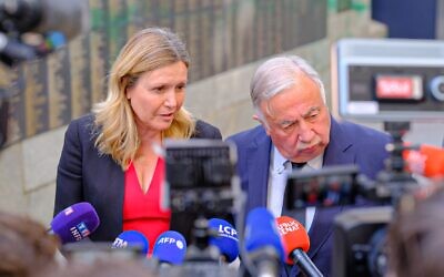 Yael Braun-Pivet et Gérard Larcher s'adressent aux journalistes au mémorial de la Shoah, à Paris, en France, le 8 juin 2025. (Capture d'écran/X)