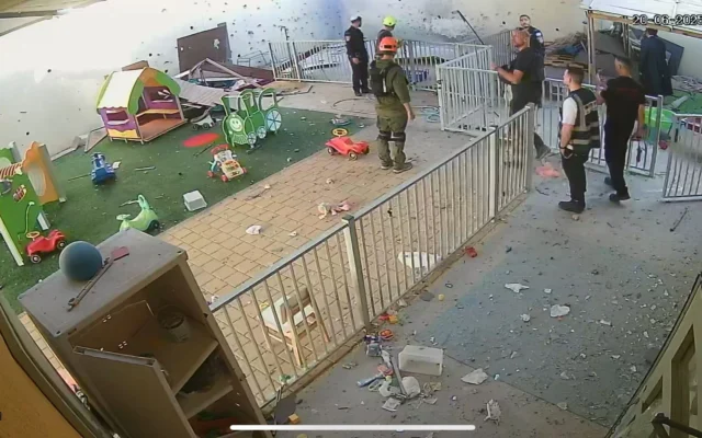 Une crèche touchée par un missile iranien à Beer Sheva le 20 juin 2025. (Crédit : Colel Chabad)