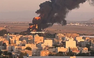 Un avion ravitailleur iranien en feu à l'aéroport de Mashhad, dans le nord-est de l'Iran, après une frappe israélienne, le 15 juin 2025. (Crédit : Réseaux sociaux ; utilisée conformément à la clause 27a de la loi sur le droit d'auteur)