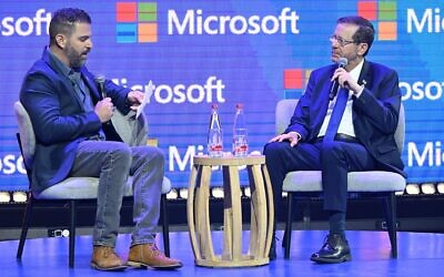 Le président Isaac Herzog (à droite) s'exprimant lors d'une conférence Microsoft sur l'IA, à Tel Aviv, le 3 juin 2025. (Crédit : Haïm Zach/GPO)