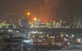 Un incendie déclenché par une attaque de missiles iraniens, à Haïfa, le 14 juin 2025. (Crédit : Capture d'écran)