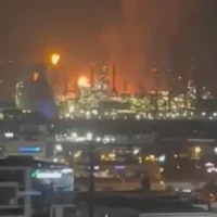 Un incendie déclenché par une attaque de missiles iraniens, à Haïfa, le 14 juin 2025. (Crédit : Capture d'écran)