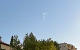 Illustration : des traînées de fumée, apparemment provenant de l'interception d'un missile houthi tiré depuis le Yémen, sont visibles au-dessus de Jérusalem, le 2 mai 2025. (Crédit : Times of Israel)