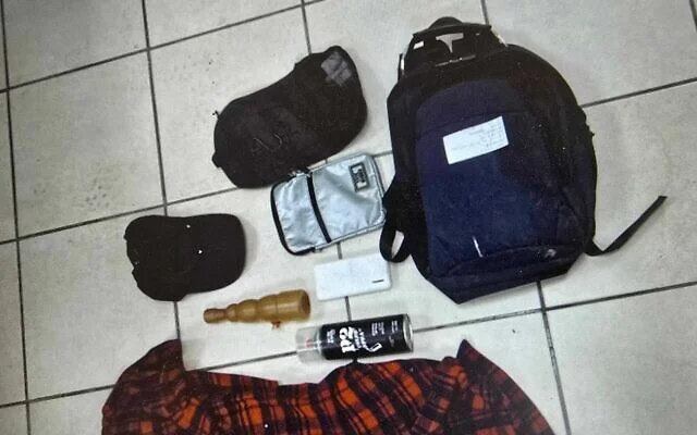 Quelques effets personnels d'un homme originaire de Jérusalem-Est soupçonné d'avoir agi pour le compte de l'Iran, dans une image publiée le 3 juin 2025. (Police israélienne) Quelques effets personnels d'un homme originaire de Jérusalem-Est soupçonné d'avoir agi pour le compte de l'Iran, dans une image publiée le 3 juin 2025. (Police israélienne)