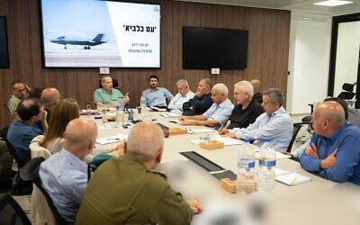 Le directeur adjoint du ministère de la Défense, Amir Baram, procède à une évaluation de la sécurité avec les dirigeants des principales industries de défense israéliennes, le 15 juin 2025. (Crédit : Ministère de la Défense)