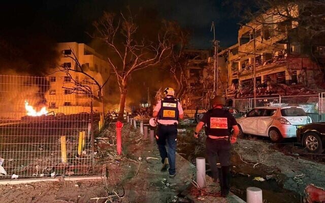 Les secours dans une ville du centre d'Israël après une attaque de missiles balistiques iraniens, le 16 juin 2025. (Crédit : Magen David Adom) Les secours dans une ville du centre d'Israël après une attaque de missiles balistiques iraniens, le 16 juin 2025. (Crédit : Magen David Adom)