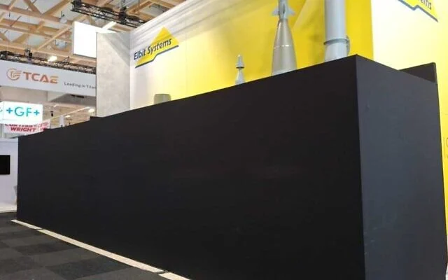 Un mur noir dissimule le stand Elbit du salon de l’aéronautique parisien, en France, le 16 juin 2025. (Ministère de la Défense)