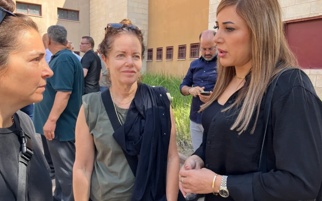 Michaelis Grunwald, au centre, avec Anat Gur-Arie, à gauche, et Manar Hmam, une habitante de Tamra, à Tamra, le 18 juin 2025. (Crédit : Diana Bletter/Times of Israel)