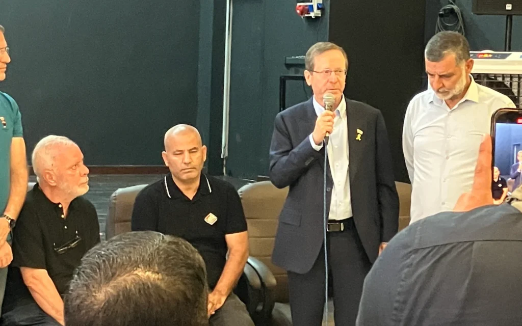 Le président Isaac Herzog, à gauche, et le maire de Tamra, Moussa Abu Roumi, au centre communautaire de Tamra, le 18 juin 2025. (Crédit : Diana Bletter/Times of Israel)