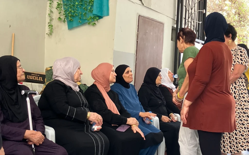 Des femmes juives présentent leurs condoléances aux membres de la famille Khatib qui ont perdu quatre femmes lors de l'attaque iranienne au missile balistique du 15 juin 2025 à Tamra, le 18 juin 2025. (Crédit : Diana Bletter/Times of Israel)
