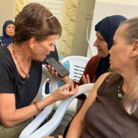 Nirit Bar Nahor, à gauche, et Malki Cohen sont venues apporter leur soutien aux personnes en deuil à Tamra après l'attaque iranienne du 15 juin 2025, le 18 juin 2025. (Crédit : Diana Bletter/Times of Israel)