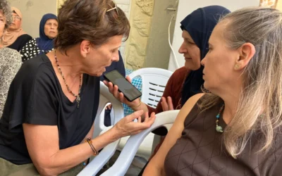 Nirit Bar Nahor, à gauche, et Malki Cohen sont venues apporter leur soutien aux personnes en deuil à Tamra après l'attaque iranienne du 15 juin 2025, le 18 juin 2025. (Crédit : Diana Bletter/Times of Israel)