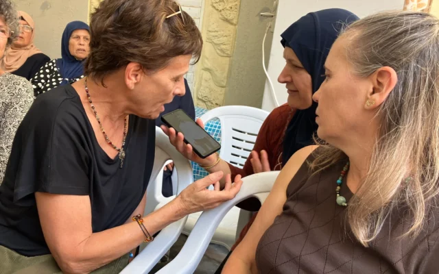 Nirit Bar Nahor, à gauche, et Malki Cohen sont venues apporter leur soutien aux personnes en deuil à Tamra après l'attaque iranienne du 15 juin 2025, le 18 juin 2025. (Crédit : Diana Bletter/Times of Israel)