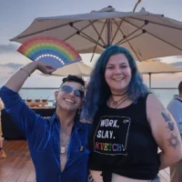 Dillon Perez (à gauche) et Yoanna Chaya Kollin lors de la fête de clôture de la mission de la fierté LGBTQ+ des Fédérations juives d'Amérique du Nord en Israël, le 12 juin 2025 (Zev Stub/Times of Israel)