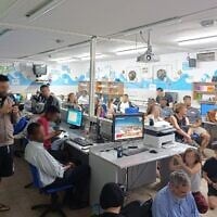 Des habitants réfugiés dans une école pendant une attaque à la roquette, à Jérusalem, le 16 juin 2025. (Crédit : Zev Stub/Times of Israel)