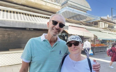 Victor et Susan Schmelzer au marché de Mahane Yehuda à Jérusalem, le 24 juin 2025 (Crédit : Zev Stub/Times of Israel)