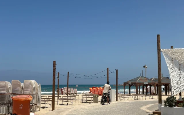 La promenade de la plage Metzitzim, au nord de Tel-Aviv, le 15 juin 2025. (Crédit : Ariela Karmel)