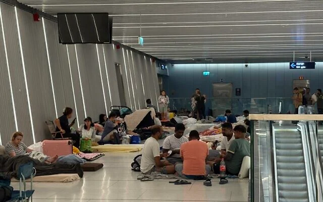 Des personnes se mettent à l'abri des missiles iraniens à la station de tramway Bialik, à Ramat Gan, le 16 juin 2025. (Ariela Karmel) Des personnes se mettent à l'abri des missiles iraniens à la station de tramway Bialik, à Ramat Gan, le 16 juin 2025. (Ariela Karmel)