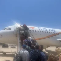 Des Israéliens embarquent dans un avion de la compagnie Tus Airlines à destination d'Athènes depuis Aqaba, en Jordanie, le 24 juin 2025 (Crédit : Jessica Steinberg/Times of Israel)