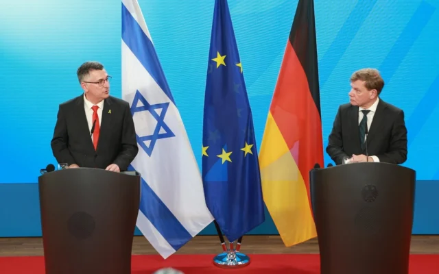 Le ministre des Affaires étrangères Gideon Saar, à gauche, et son homologue allemand Johann Wadephul s'expriment lors d'une conférence de presse à Berlin, Allemagne, le 5 juin 2025. (Crédit : Shalev Man) Le ministre des Affaires étrangères Gideon Saar, à gauche, et son homologue allemand Johann Wadephul s'expriment lors d'une conférence de presse à Berlin, Allemagne, le 5 juin 2025. (Crédit : Shalev Man)