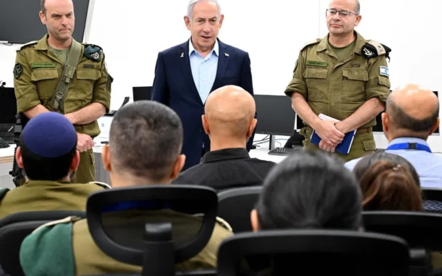 Le Premier ministre Benjamin Netanyahu visite une base des services de renseignement de l'armée israélienne le 20 juin 2025. (Crédit : Avi Ohayon/GPO) Le Premier ministre Benjamin Netanyahu visite une base des services de renseignement de l'armée israélienne le 20 juin 2025. (Crédit : Avi Ohayon/GPO)