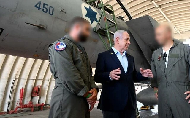 Le Premier ministre Benjamin Netanyahu à la base aérienne de Tel Nof, le 16 juin 2025. (Avi Ohayon/GPO) Le Premier ministre Benjamin Netanyahu à la base aérienne de Tel Nof, le 16 juin 2025. (Avi Ohayon/GPO)