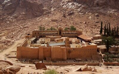 Le monastère Sainte-Catherine, monastère orthodoxe situé sur les pentes du mont Sainte-Catherine, dans le sud de la péninsule du Sinaï, en Égypte. (Crédit : Berthold Werner — Travail personnel, CC BY-SA 3.0, https://commons.wikimedia.org/w/index.php?curid=12215773)