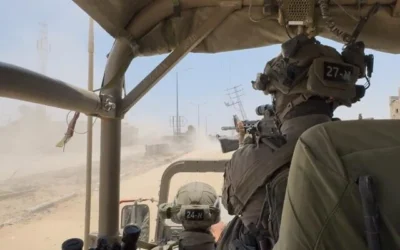 Des soldats de la 36e division de l'armée israélienne se dirigent vers Israël depuis l'hôpital européen de Khan Younès, le 8 juin 2025 (Crédit : Lazar Berman/The Times of Israel)