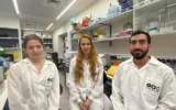 La Dre Merav Cohen, au centre, du Département de microbiologie clinique et d'immunologie de la Faculté Gray des sciences médicales et de la santé de l'Université de Tel Aviv, avec Maya Levinson, à gauche, et Ori Moskowitz. (Avec l'aimable autorisation de l'Université de Tel Aviv)