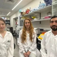 La Dre Merav Cohen, au centre, du Département de microbiologie clinique et d'immunologie de la Faculté Gray des sciences médicales et de la santé de l'Université de Tel Aviv, avec Maya Levinson, à gauche, et Ori Moskowitz. (Avec l'aimable autorisation de l'Université de Tel Aviv)