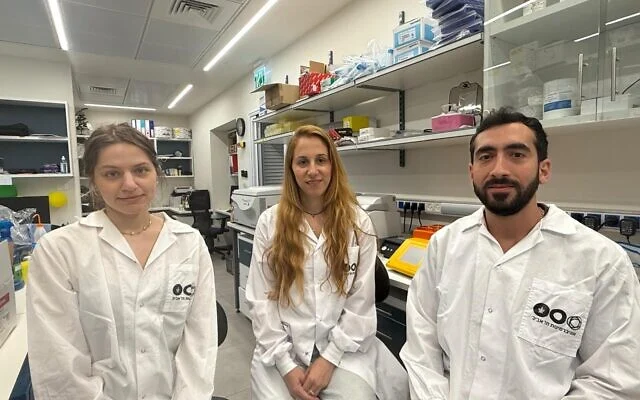 La Dre Merav Cohen, au centre, du Département de microbiologie clinique et d'immunologie de la Faculté Gray des sciences médicales et de la santé de l'Université de Tel Aviv, avec Maya Levinson, à gauche, et Ori Moskowitz. (Avec l'aimable autorisation de l'Université de Tel Aviv)