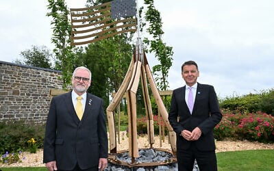 Inauguration du monument commémoratif sur le cimetière militaire allemand de Marigny en Normandie, avec Dirk Backen, secrétaire général du Volksbund (à gauche) et Ulrich Roth, directeur de la fondation Würth. (Crédit : Volksbund Deutsche Kriegsgräberfürsorge e. V. / Uwe Zucchi)