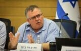 Le président de la commission des Affaires économiques de la Knesset, le député David Bitan, présidant une audience sur les dispositions prises pour les vols après le lancement de l'Opération « Rising Lion », le 23 juin 2025. (Crédit : Noam Moskowitz, Bureau du porte-parole de la Knesset)