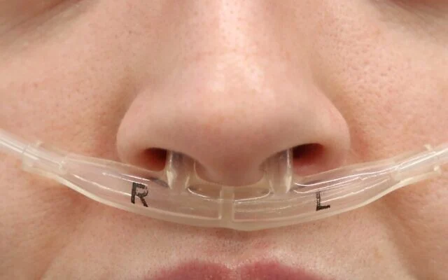 Un appareil de l'Institut Weizmann pour identifier les « empreintes digitales » respiratoires. (Ofer Perl/Institut Weizmann)