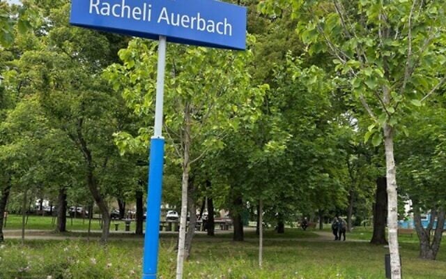 La place nommée en l’honneur de Rachel Auerbach à Varsovie. (Crédit : Vidal Binder)