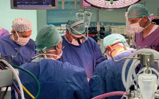 Des médecins de l'hôpital Hadassah Ein Kerem réalisant une transplantation cardiaque artificielle, la première du genre en Israël, le 24 mai 2025. (Crédit : Autorisation)