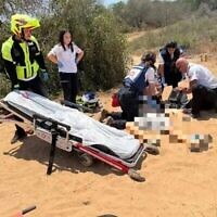 Les secouristes du Magen David Adom prodiguant des soins à un garçon de 14 ans manifestement blessé en jouant avec une arme à feu, près de Rishon LeZion, le 8 juin 2025. (Crédit : MDA)