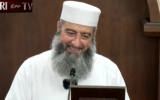 Illustration : L'imam Ahmad Zoud se lançant dans une diatribe antisémite lors de son sermon du vendredi à la mosquée Masjid as-Sunnah Lakemba, à Sydney, le 22 décembre 2023. (Crédit : Capture d'écran/MEMRI ; utilisée conformément à l'article 27a de la loi sur le droit d'auteur)