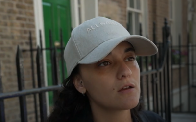 L'ex-otage Emily Damari s'exprimant sur la chaîne N12 dans un reportage diffusé le 31 mai 2025. (Crédit : Capture d'écran/Chaîne N12)