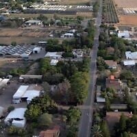 Le moshav Pri Gan à la frontière avec Gaza, vu dans des images prises par un drone et diffusées par la Treizième chaîne le 30 octobre 2023. (Crédit : Capture d'écran/Treizième chaîne)