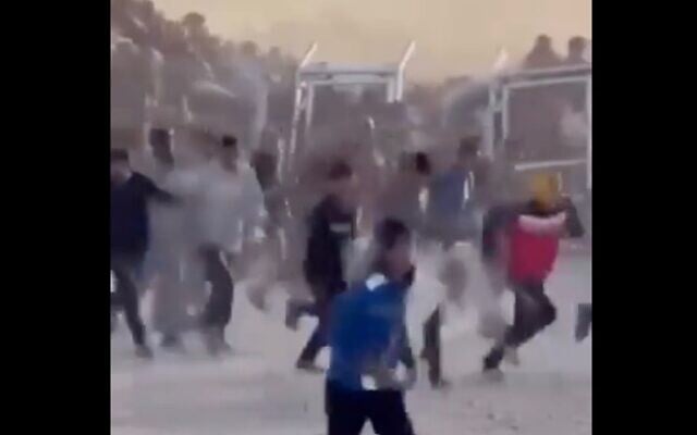 Des Palestiniens envahissant un site de distribution de la Gaza Humanitarian Foundation le 10 juin 2025. (Crédit : Capture d'écran/X) Des Palestiniens envahissant un site de distribution de la Gaza Humanitarian Foundation le 10 juin 2025. (Crédit : Capture d'écran/X)