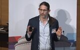 Le Pr. Retsef Levi du MIT donnant une conférence sur les effets de l'IA générative sur le commerce, au Massachusetts Institute of Technology, à Cambridge, le 18 décembre 2023. (Crédit : Capture d'écran YouTube)