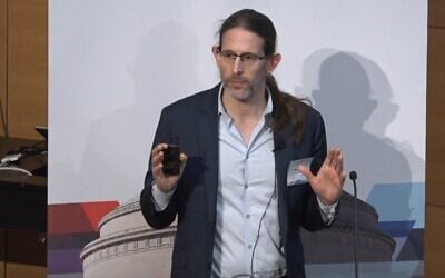 Le Pr. Retsef Levi du MIT donnant une conférence sur les effets de l'IA générative sur le commerce, au Massachusetts Institute of Technology, à Cambridge, le 18 décembre 2023. (Crédit : Capture d'écran YouTube)