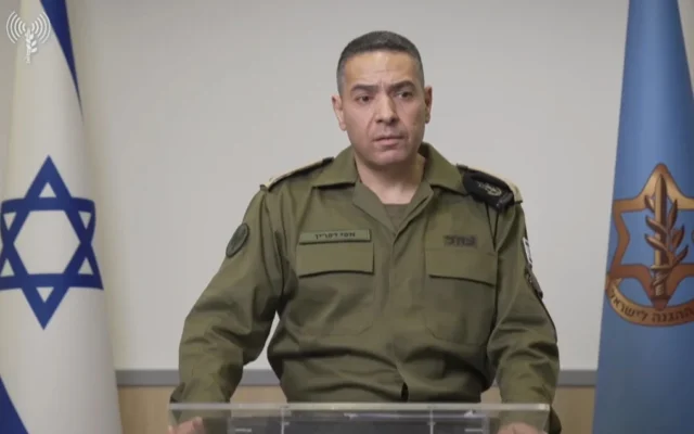 Le général de brigade Effie Defrin, porte-parole de Tsahal, donne une conférence de presse, le 13 juin 2025. (Capture d'écran)