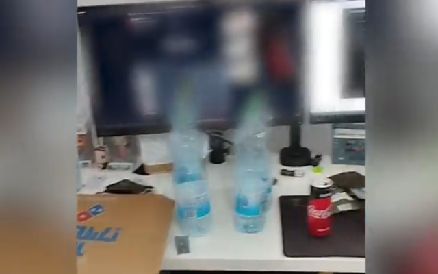 Illustration : Le bureau d'un Israélien arrêté soupçonné d'espionnage pour le compte de l'Iran, photographié lors d'une perquisition policière à son domicile le 22 juin 2025. (Crédit : Capture d'écran/Police israélienne)