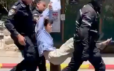 Une femme est arrêtée par la police israélienne devant le domicile du ministre de l'Économie Nir Barkat, lors d'une petite manifestation pour la libération des otages retenus captifs à Gaza, le 22 juin 2025. (Capture d'écran via Nir Hasson sur X)