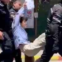 Une femme est arrêtée par la police israélienne devant le domicile du ministre de l'Économie Nir Barkat, lors d'une petite manifestation pour la libération des otages retenus captifs à Gaza, le 22 juin 2025. (Capture d'écran via Nir Hasson sur X)