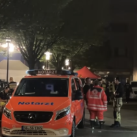 Les services d'urgence interviennent sur les lieux d'une agression à l'arme blanche qui s'est produite à Bielefeld, en Allemagne, le 18 mai 2025. (Capture d'écran : Youtube/WDR aktuell)