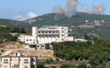 De la fumée s’élève au-dessus de Jabal Blat à la suite d’une frappe de Tsahal dans le sud du Liban, le 26 juin 2025. (Crédit : Capture d’écran/X ; utilisée conformément à l’article 27a de la loi israélienne sur le droit d’auteur)