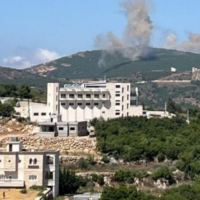 De la fumée s’élève au-dessus de Jabal Blat à la suite d’une frappe de Tsahal dans le sud du Liban, le 26 juin 2025. (Crédit : Capture d’écran/X ; utilisée conformément à l’article 27a de la loi israélienne sur le droit d’auteur)